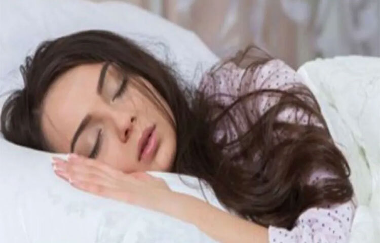 মধ্যবয়সী এবং বৃদ্ধদের জন্য একটানা ঘুমিয়ে থাকা এবং দীর্ঘক্ষণ ঘুমানো খুবই কঠিন। এর কারণে বার্ধক্যে মানুষকে মানসিক সমস্যার সম্মুখীন হতে হতে পারে বলে মনে করছেন বিশেষজ্ঞরা। গবেষকরা বিশ্বাস করেন যে লোকেরা প্রতিদিন ৭ ঘণ্টা ঘুমান, তাদের মস্তিষ্ক কম বা বেশি ঘুমানো মানুষের তুলনায় অনেক বেশি স্বাস্থ্যকর। ছবি: সংগৃহীত