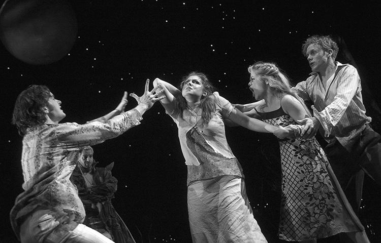 ইমেজারি রিহার্সাল ট্রিটমেন্ট: দুঃস্বপ্ন দূর করতে খুবই কার্যকর আইআরটি। অনেক থেরাপিস্ট এই পদ্ধতির সাহায্য নিয়ে থাকেন। এক্ষেত্রে যে দুঃস্বপ্ন বারবার দেখছেন তার শেষ বদলে দিয়ে ভালো কিছু কল্পনা করতে বলা হয়। তারপর নতুন সেই স্বপ্ন কাগজে লিখে রাখতে বলা হয়। নিয়মিত কী স্বপ্ন দেখছেন, কীভাবে কমছে দুঃস্বপ্নের প্রকোপ তা মনিটরও করা হয়। কোনো থেরাপিস্টের সাহায্যে বা নিজেও এই পদ্ধতির সাহায্য নিতে পারেন। ছবি: সংগৃহীত