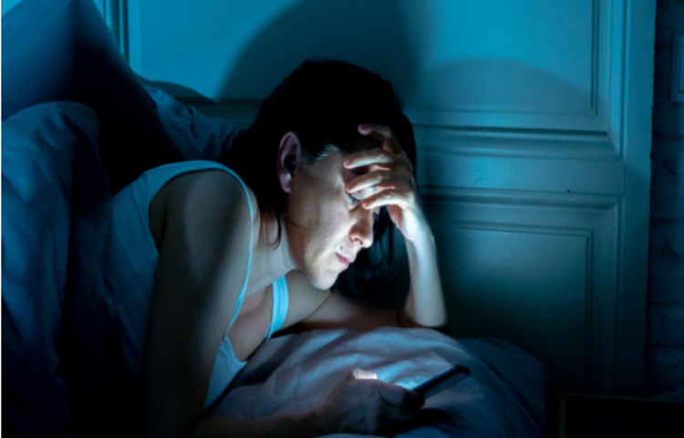 শ্রবণশক্তি কমে যাওয়ার মতোই ডায়েবেটিসের কারণ দৃষ্টিও ঝাপসা হয়ে যেতে পারে। ডায়েবেটিসে আক্রান্ত হলে শরীরে ফ্লুইডের মাত্রার পরিবর্তন হয়। যার ফলে দৃষ্টিশক্তি ঝাপসা হয়ে যেতে পারে। ছবি: সংগৃহীত