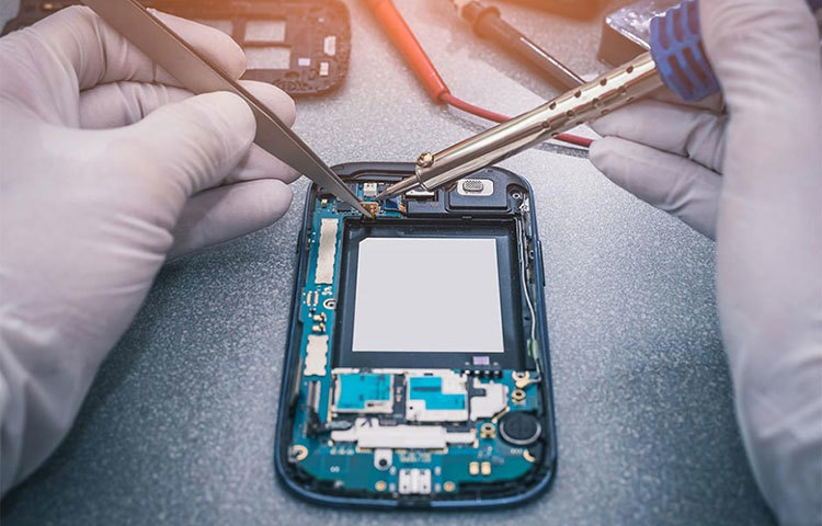 স্মার্টফোন খারাপ হলে সব সময়েই উচিত ‘অথোরাইজিড’ জায়গা থেকে সারানো। নিজে খোচাখুচি করা উচিত নয়।