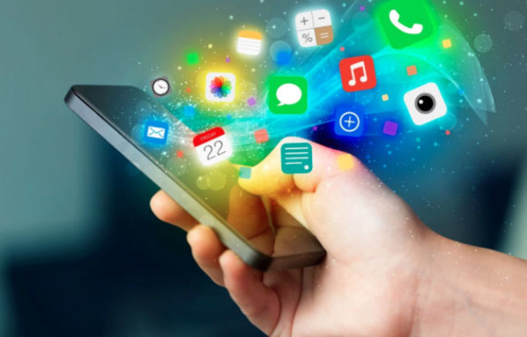 আধুনিক জীবন স্মার্টফোন ছাড়া অচল। আর সারাক্ষণ শরীরের কাছাকাছি থাকার ফলে ফোনর থেকে বেরিয়ে আসা রেডিয়েশনও প্রবেশ করছে আমাদের শরীরে। ভবিষ্যতে যা দেহের মারাত্মক ক্ষতি করতে পারে বলে মনে করছেন বিজ্ঞানীরা।