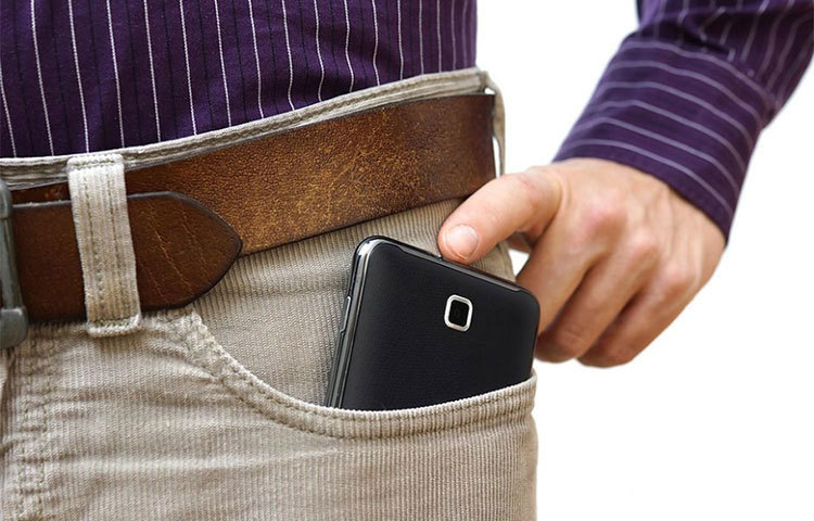 মোবাইল ফোনে চাপ কখনোই দেয়া ঠিক নয়।