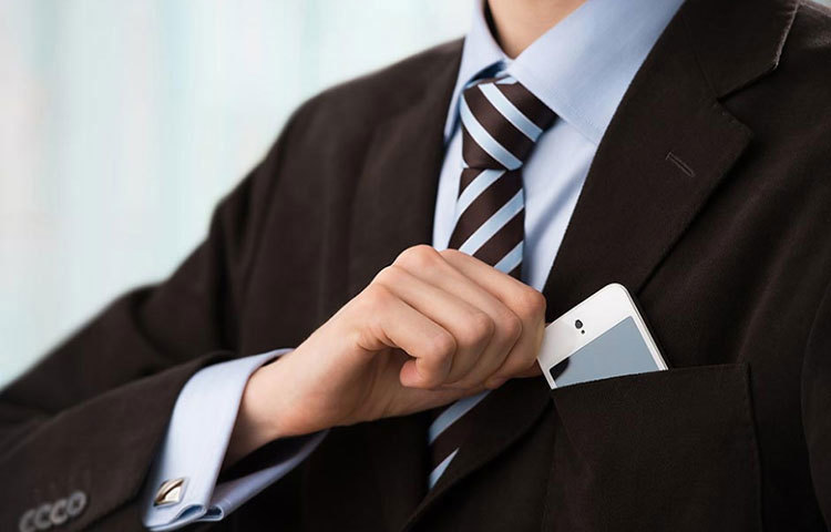 শার্টের পকেটে মোবাইল ফোন রাখা স্বাস্থ্যের জন্য ক্ষতিকারক।