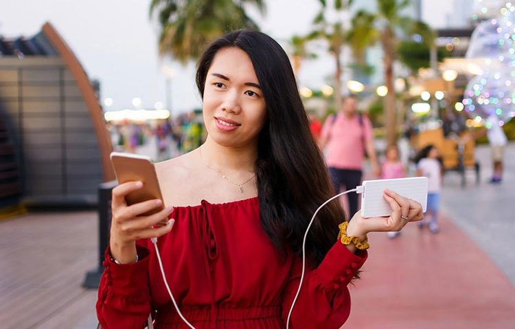 মোবাইল চার্জ দেওয়ার সময় ইয়ারফোন লাগিয়ে গান শোনা উচিত নয়।