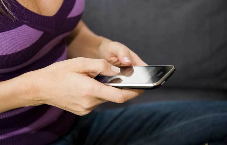 কথা বলার সময় স্পীকার বা হেডফোনের ব্যবহার করুন।