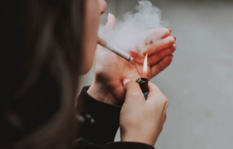 এ ছাড়াও নিয়মিত প্রচুর ধূমপান করেন, এমন ২০ জন ব্যক্তিকে নিয়মিত আপেল ও টমেটো খাইয়ে দেখা গেছে নির্দিষ্ট একটি সময়ের মধ্যে ধূমপানের ফলে যতটা ফুসফুসের ক্ষতি হওয়ার কথা, তার তুলনায় ক্ষতি হয়েছে নামমাত্র। জনস হপকিন্সের সহকারী অধ্যাপক ও প্রখ্যাত গবেষক ভ্যানেসা গর্সিয়া লারসেনের মতে, এই গবেষণা প্রমাণ করে দিয়েছে, যারা ধূমপান ছেড়ে দিয়েছেন, তারা যদি রোজ নিয়ম করে টমেটো আর আপেল খান, তবে শরীরের বয়স বাড়লেও ফুসফুসের কার্যক্ষমতা কমে যাওয়ার সম্ভাবনা প্রায় থাকবে না বললেই চলে।