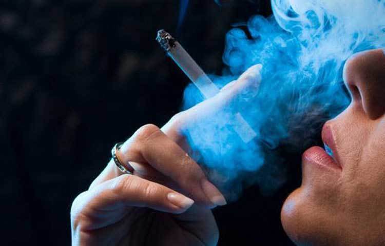 ১২ ঘণ্টা ধূমপান না করলে যা হয়: সিগারেটের জ্বলন্ত আগুন থেকে বের হওয়া যে বিষাক্ত গ্যাস শরীর গ্রহণ করেছিলো, তা ১২ ঘণ্টা পর থেকে স্বাভাবিক হয়ে আসে। এবং শরীরে অক্সিজেনের মাত্রা বাড়তে থাকে কারণ ধূমপান করার সময় রক্তে অক্সিজেন যাতায়াত বাধাগ্রস্ত হয়ে থাকে।