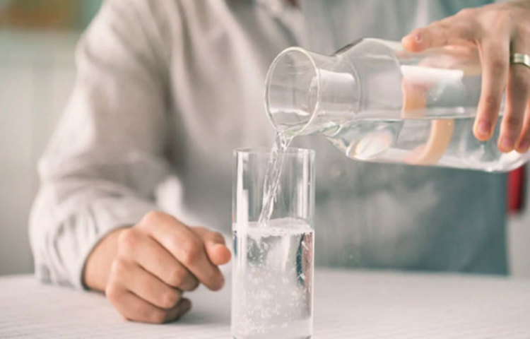 প্রচুর পরিমাণে পানি পান করুন। পানি আপনার শরীরে আদ্রতার মাত্রা বজায় রাখতে সাহায্য করে। শরীরকে রাখে তরতাজা।