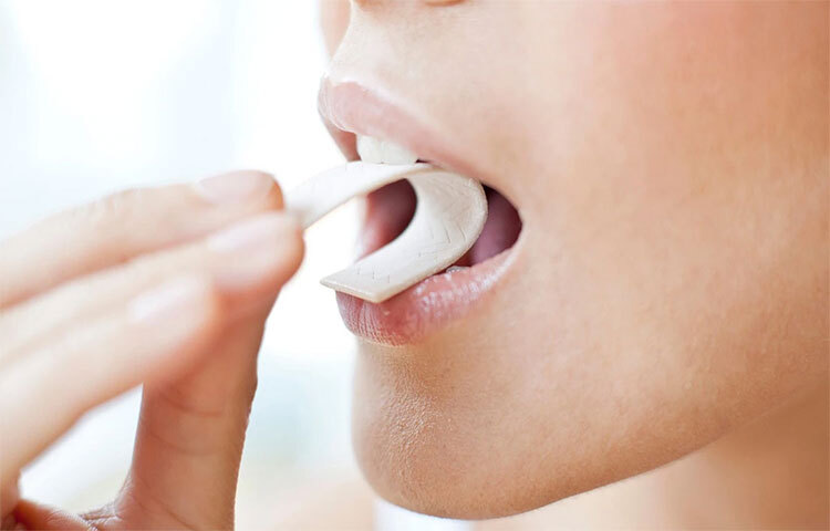 চুইং গাম: নিকোটিনের আসক্তিকে কমিয়ে দেয় মিন্ট। তাই পকেটে রাখুন মিন্ট জাতীয় চুইং গাম। বাজারে প্রচুর নিকোটিন গাম মেলে, ধোঁয়া এড়িয়ে কার্বন মনোক্সাইডের ক্ষতিকারক দিক সরাতে অনেকেই এগুলো ব্যবহার করতে পারেন। কিন্তু সেসবও শরীরের জন্য ক্ষতিকারক। তারচেয়ে নিয়ন্ত্রণ রেখে ব্যবহার করুন স্বাভাবিক মিন্ট চুইং গাম। ছবি: সংগৃহীত