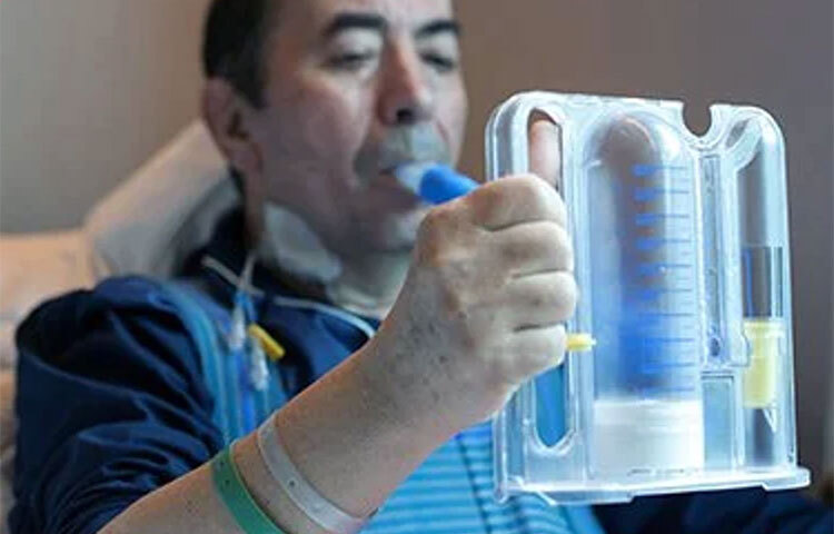 স্পাইরোমেট্রি: যেকোন ধূমপানকারী ব্যক্তির জন্য এটি অত্যন্ত গুরুত্বপূর্ণ পরীক্ষা হল এই স্পাইরোমেট্রি টেস্ট। এখানে একটি মেশিনের মাধ্যমে মূলত রোগীর শ্বাস প্রশ্বাসকে  অবরুদ্ধ করা হয় এবং তার পরীক্ষা নিরীক্ষা করা হয়ে থাকে। এই পরিক্ষার মাধ্যমে মূলত রোগীর ফুসফুসের কার্যকারিতাকে পরীক্ষা করা হয়। ফুসফুসে ক্যান্সার, ফুসফুসে ফাইব্রসিস, খাদ্যনালীতে ক্যান্সার ইত্যাদি রোগগুলো চিহ্নিত করতে সাহায্য করে। ছবি: সংগৃহীত