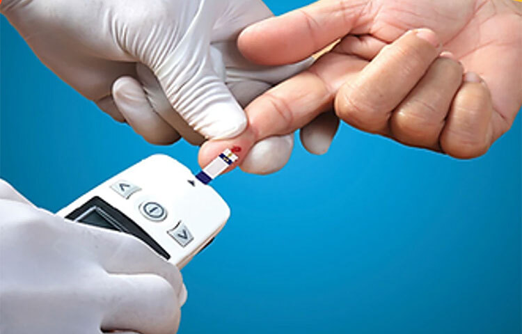 ডায়াবেটিস স্ক্রিনিং: ধূমপান মানুষের শরীরে ইনসুলিনের মাত্রা কমিয়ে দেয় যা রক্তে শর্করার মাত্রা বৃদ্ধি করে। ধূমপায়ীদের সাধারণত টাইপ ২-ডায়াবেটিস হওয়ার উচ্চ ঝুঁকি থাকে যা হার্ট এবং কিডনি রোগের মতো নানান সমস্যার সৃষ্টি করে। এই কারণেই একটি ডায়াবেটিস স্ক্রীনিং পরীক্ষাও অপরিহার্য। ছবি: সংগৃহীত