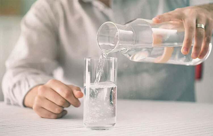 পানি: ধূমপান পরবর্তী সময়ে ফের নেশার টান কমাতে পানি অত্যন্ত উপকারী। শরীরের প্রয়োজন বুঝে সঠিক পরিমাণ পানি খান এই সময়। পানি শরীরে অক্সিজেনের মাত্রা বজায় রাখে। শরীরকে আর্দ্র রাখে। ফলে সিগারেট ছাড়ার পরের অবস্থায় যে অস্থিরতা তা অনেকটাই কমিয়ে ফেলতে পারে। বরং ক্যাফিন যুক্ত তরল, যেমন চা-কফি এ সব এড়িয়ে চলুন। এতে শরীরে পানির চাহিদা বাড়ে। শরীর শুষ্ক হলে স্নায়ু ও পেশিরা ক্লান্ত হয় ও ফের সিগারেট খাওয়ার ঝোঁক তৈরি হয়। ছবি: সংগৃহীত