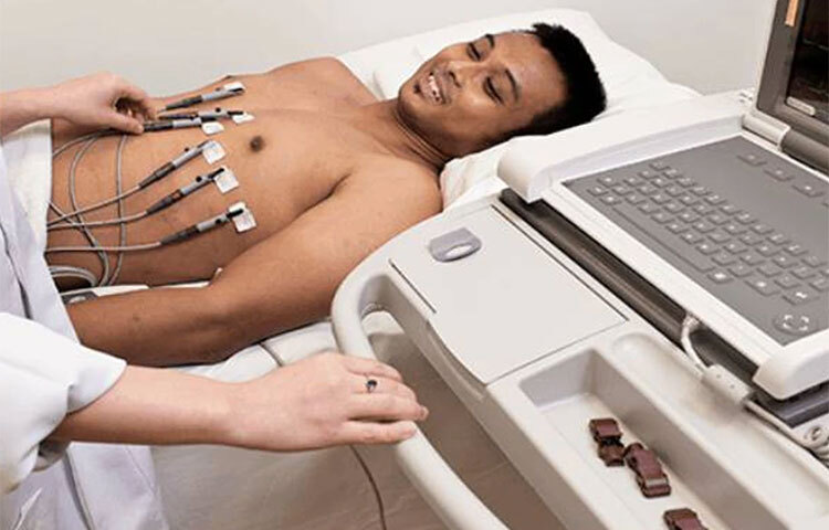 ইলেক্ট্রোকার্ডিওগ্রাম: তামাকের কার্বন মনো-অক্সাইড হৃৎপিন্ডের নিয়মিত কার্যকারিতাকে ব্যাহত করে এবং এর ফলে রক্তনালীগুলো আটকে যেতে পারে অথবা ধমনীগুলো বøক হতে পারে। এই ইলেক্ট্রোকার্ডিওগ্রাম বা ইসিজি একজন ধূমপানকারীর হৃদস্পন্দনের গতি-প্রকৃতি পরীক্ষা করে।  প্রাথমিক পর্যায়ে ধূমপানের কারণে হওয়া সম্ভাব্য সমস্যা সনাক্ত করতে এই পরীক্ষা সাহায্য করে। ছবি: সংগৃহীত