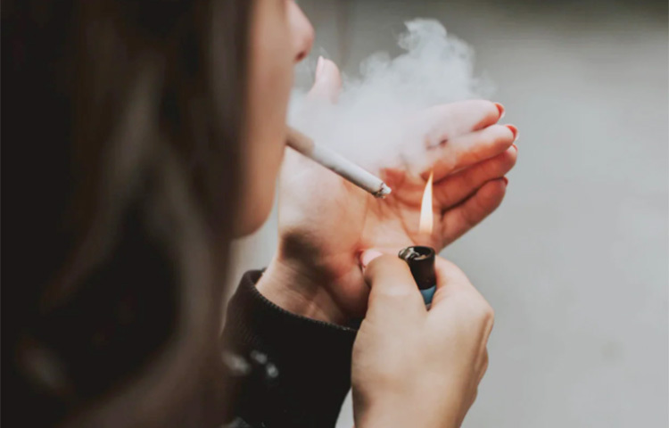 ধূমপান ছাড়ার কথা মাথায় থাকলে, আগে ধূমপানের সঙ্গে জড়িত জিনিস, লাইটার, দিয়াশলাই বা অ্যাসট্রে নিজের হাতের সামনে থেকে সরাতে হবে। ছবি: সংগৃহীত