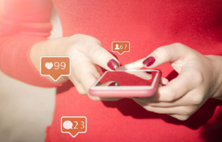 এই প্রজন্মর অবসরের বেশিরভাগ সময়টাই কাটে সোশ্যাল মিডিয়ায় ডুবে থাকে! বলা চলে, বর্তমানে বিনোদনের মূল মাধ্যম সোশ্যাল মিডিয়া। কে কী পরল, কে কী খেল, কোথায় গেল, স্ট্যাটাসে কী দিল বা কী ইস্যু চলছে? এমনকী যে কোনো খবরও আজকাল টেলিভিশন বা রেডিওর আগে সোশ্যাল মিডিয়াতেই পাওয়া যায়। কিন্তু সারাক্ষণ সোশ্যাল মিডিয়ায় বিরাজ করতে করতে এই প্রজন্মর মানসিক সমস্যা বাড়ছে বলে দাবি বিজ্ঞানীদের। একটি সমীক্ষায় দেখা গিয়েছে, অতিরিক্ত সময় সোশ্যাল মিডিয়ায় কাটালে দেখা দিতে পারে মানসিক অবসাদ।