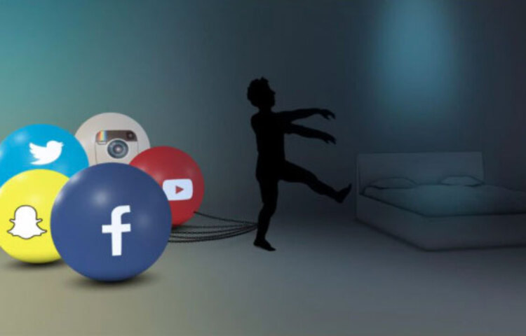 University of Arkansas-এর চিকিৎসক ব্রায়ান প্রিম্যাক এ বিষয়ে (Brian Primack) জানান, সোশ্যাল মিডিয়া ব্যবহার এবং তার কারণে মানসিক স্বাস্থ্যে সমস্যা ও মানসিক অবসাদ এই দুইয়ের মাঝে সূক্ষ্ম পার্থক্য রয়েছে, যা সহজে বের করা সম্ভব হয় না। তবে, বেশিভাগ সমীক্ষাই বলে, সোশ্যাল মিডিয়ার জন্য মানসিক অবসাদ আসে। এবার কোনটাকে এ ক্ষেত্রে আগে রাখা উচিত বা সোশ্যাল মিডিয়া ও মানসিকের অবসাদের (Depression) মধ্যে কোনটাকে আগে রাখা উচিত সেই নিয়েও দ্বন্দ্ব রয়েছে। তবে, নতুন এই সমীক্ষা দাবি করছে, ডিপ্রেশন বা মানসিক অবসাদে থাকলে তা সোশ্যাল মিডিয়া ব্যবহারের উপরে সেভাবে প্রভাব ফেলে না। কিন্তু যদি কেউ বেশি সোশ্যাল মিডিয়া বেশি ব্যবহার করে, তা হলে অবসাদ তৈরি হতে পারে।