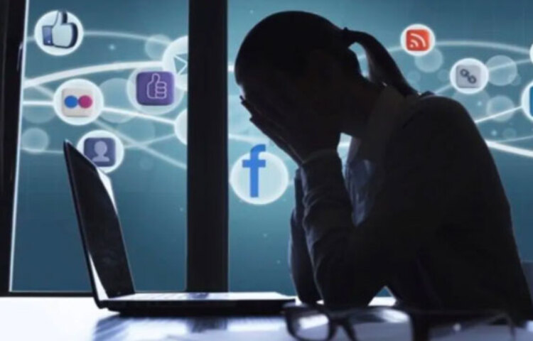 তা হলে কি দুঘণ্টার বেশি সময় সোশ্যাল মিডিয়ায় কাটানো উচিত নয়? সমীক্ষায় দেখা গিয়েছে, কমবয়সী যারা ২ ঘণ্টার কম সময় সামাজিক মাধ্যমে কাটান, তাদের থেকে, যারা দিনে পাঁচ ঘণ্টারও বেশি সময় সোশ্যাল মিডিয়ায় কাটায়, তাদের ২.৮ শতাংশ বেশি সম্ভাবনা থাকে ৬ মাসের মধ্যে অবসাদে ভোগার।