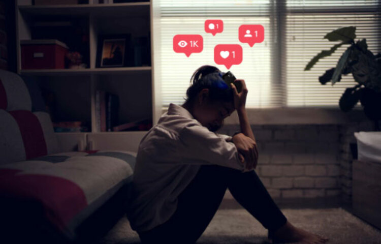 এর কারণ হিসেবেও অনেক কিছুকে নির্দিষ্ট করা হয়। যেমন, অনেকেই সম্পর্ক, কাজ, পরিবারের সঙ্গে সময় কাটানোর বদলে সোশ্যাল মিডিয়ায় সময় কাটান। এতে সম্পর্কে প্রভাব পড়ে। পাশাপাশি মানুষে আত্মকেন্দ্রিক হয়ে উঠতে পারেন। এতে মানসিক সমস্যা বাড়ার সম্ভাবনা থেকেই যায়।