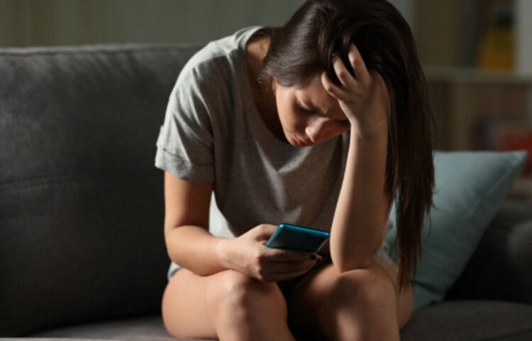 ব্রায়ান প্রিম্যাক (Brian Primack) এ বিষয়ে জানান, করোনার জেরে বর্তমানে সকলেই নিজেদের মতো সময় কাটাচ্ছেন। সামাজিক দূরত্ব বেড়েছে। ফলে এই সময় সোশ্যাল মিডিয়া ও মানসিক অবসাদের গুরুত্ব আরো বেশি। সাময়িকভাবে টেকনোলজির প্রভাবে অনেক লাভ হচ্ছে। অনেক কিছু আজ হাতের মুঠোয়। কিন্তু এর অত্যধিক ব্যবহারে আদৌ কোনো লাভ হয় না!