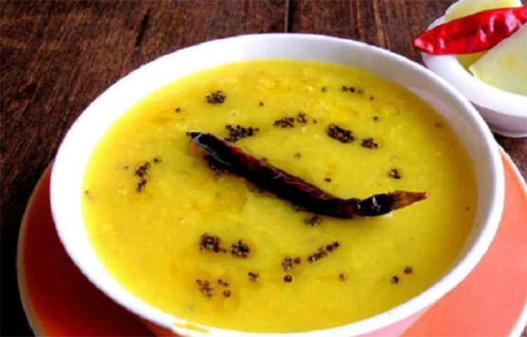 ৬ জনের জন্য বানাতে লাগবে ২৫০ গ্রাম মুসুরির ডাল, ২টি মাঝারি আকারের কাঁচাআম, ৪টি সজনে ডাঁটা, ৪টি রসুনের কোয়া, ২টি মাঝারি মাপের পেঁয়াজ, ৬টা কাঁচালঙ্কা, পরিমাণমতো লবণ, হলুদ ২ টেবিল চামচ সরিষার তেল, ৪ কাপ পানি। ছবি: সংগৃহীত