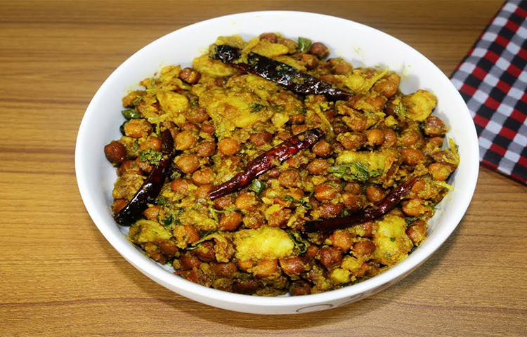 উচ্চমাত্রার প্রোটিনসমৃদ্ধ খাবার ছোলা। কাঁচা, সেদ্ধ বা তরকারি রান্না করেও খাওয়া যায়। কাঁচা ছোলা ভিজিয়ে, খোসা ছাড়িয়ে, কাঁচা আদার সঙ্গে খেলে শরীরে একই সঙ্গে আমিষ ও অ্যান্টিবায়োটিক যাবে। আমিষ মানুষকে শক্তিশালী ও স্বাস্থ্যবান বানায়।