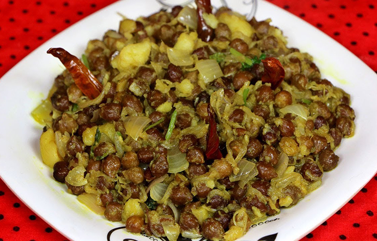 ছোলাতে দ্রবণীয় এবং অদ্রবণীয় উভয় ধরনের খাদ্য আঁশ আছে যা হৃদরোগে আক্রান্ত হওয়ার ঝুঁকি কমিয়ে দেয়। আঁশ, পটাসিয়াম, ভিটামিন ‘সি’ এবং ভিটামিন বি-৬ হৃদযন্ত্রের স্বাস্থ্য ভালো রাখতে সাহায্য করে। ফলে হৃদরোগের ঝুঁকি কমে যায়।