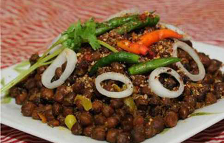 যে সকল অল্পবয়সী নারীরা বেশি পরিমাণে ফলিক এসিডযুক্ত খাবার খান তাদের হাইপারটেনশন এর প্রবণতা কমে যায়। যেহেতু ছোলায় বেশ ভালো পরিমাণ ফলিক এসিড থাকে সেহেতু ছোলা খেলে রক্তচাপ নিয়ন্ত্রণে রাখা সহজ হয়। এছাড়া ছোলা বয়ঃসন্ধি পরবর্তীকালে মেয়েদের হার্ট ভাল রাখতেও সাহায্য করে।