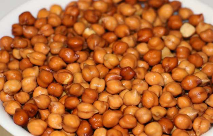 কোরিয়ান গবেষকরা তাদের গবেষণায় প্রমাণ করেছেন যে বেশি পরিমাণ ফলিক এসিড খাবারের সাথে গ্রহণের মাধ্যমে নারীরা কোলন ক্যান্সার এবং রেক্টাল ক্যান্সার এর ঝুঁকি থেকে নিজিদেরকে মুক্ত রাখতে পারেন। এছাড়া ফলিক এসিড রক্তের অ্যালার্জির পরিমাণ কমিয়ে এ্যজমার প্রকোপও কমিয়ে দেয়। আর তাই নিয়মিত ছোলা খান এবং সুস্থ থাকুন।