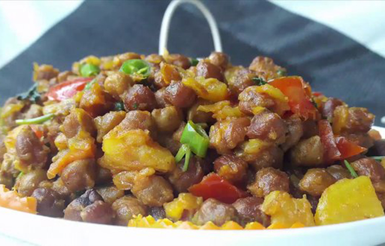 রমজান মাসে ইফতারের সময় জনপ্রিয় খাবার হলো ছোলা। আমাদের দেশে ছোলার ডাল নানাভাবে খাওয়া হয়। দেহকে করে দৃঢ়, শক্তিশালী, হাড়কে করে মজবুত, রোগ প্রতিরোধক্ষমতা বৃদ্ধির জন্য এর ভূমিকা অপরিহার্য। এতে রয়েছে প্রচুর পরিমাণে পটাশিয়াম।