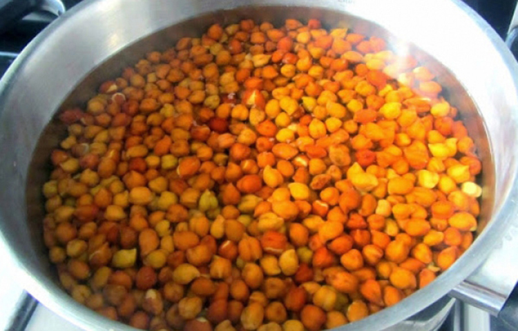 ছোলায় খাদ্য-আঁশও আছে বেশ। এ আঁশ কোষ্ঠকাঠিন্য সারায়। খাবারের আঁশ হজম হয় না। এভাবেই খাদ্যনালী অতিক্রম করতে থাকে। তাই পায়খানার পরিমাণ বাড়ে এবং পায়খানা নরম থাকে।