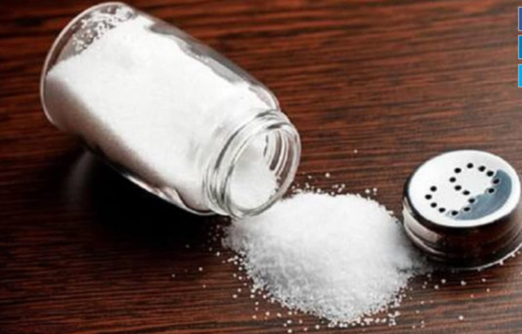 লবণের বিশেষ বৈশিষ্ট্য হল পানি ধরে রাখা। ফলে শরীরে লবণের পরিমাণ বেশি হলে অতিরিক্ত জল শরীরে জমে যায়। বেরোতে পারে না। অধিকাংশ বিজ্ঞানীর মতে, এই অতিরিক্ত জল ধরে রাখার মাধ্যমে লবণ উচ্চ রক্তচাপ সৃষ্টিতে উল্লেখযোগ্য ভূমিকা পালন করে, যা ক্ষতিকর। অনিয়ন্ত্রিত উচ্চ রক্তচাপ হৃদরোগ ও ব্রেন স্ট্রোকের অন্যতম কারণ।