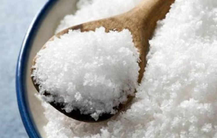 একজন সুস্থ প্রাপ্তবয়স্ক মানুষের কিডনি মূত্র তৈরির মাধ্যমে অনবরত বাড়তি লবণ শরীর থেকে বের করে দেয়। কিন্তু শিশুরা বিশেষত চার মাস পর্যন্ত প্রয়োজনের তুলনায় বেশি নুন খেলে মারাত্মক ঝুঁকির মধ্যে থাকে। কেননা, শিশুদের কিডনি ততটা কর্মক্ষম হয়ে ওঠে না তখনও পর্যন্ত। তাই সর্তকতা প্রয়োজন।