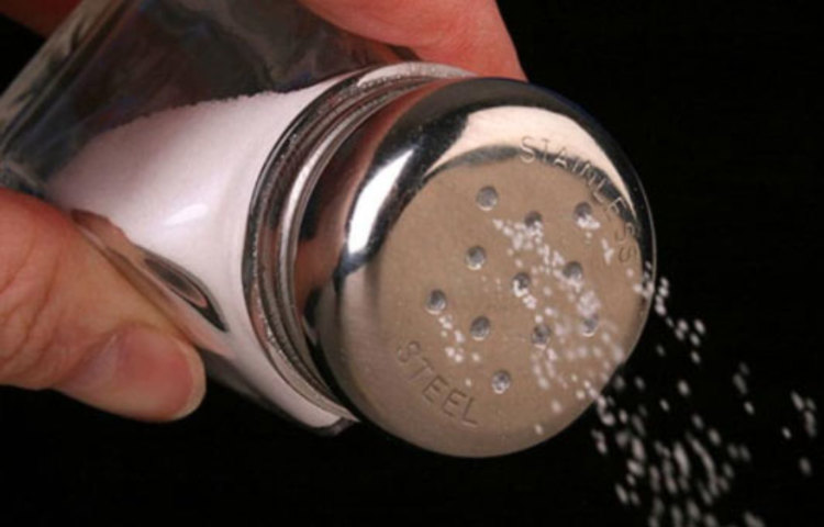 একজন সুস্থ প্রাপ্তবয়স্ক মানুষের কিডনি মূত্র তৈরির মাধ্যমে অনবরত বাড়তি লবণ শরীর থেকে বের করে দেয়। কিন্তু শিশুরা বিশেষত চার মাস পর্যন্ত প্রয়োজনের তুলনায় বেশি নুন খেলে মারাত্মক ঝুঁকির মধ্যে থাকে। কেননা, শিশুদের কিডনি ততটা কর্মক্ষম হয়ে ওঠে না তখনও পর্যন্ত। তাই সর্তকতা প্রয়োজন।