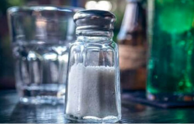 হাড়ের জন্য প্রয়োজনীয় উপাদান ক্যালসিয়াম। কিন্তু অতিরিক্ত লবণ গ্রহণ করলে মূত্রের মাধ্যমে ক্যালসিয়াম শরীর থেকে বেরিয়ে যায়। ফলে হাড়ের ক্যালসিয়াম ক্ষয় হয়ে অস্টিওপোরোসিস রোগ দেখা দেয়। সম্প্রতি গবেষণায় দেখা গেছে, অতিরিক্ত নুন নিউরনকে প্রভাবিত করে। ফলে জ্ঞানসম্পর্কীয় ফাংশনগুলোতে প্রভাব পড়ে। অতিরিক্ত নুন উচ্চ রক্তচাপ বাড়িয়ে হার্টের ঝুঁকি বাড়ায়।