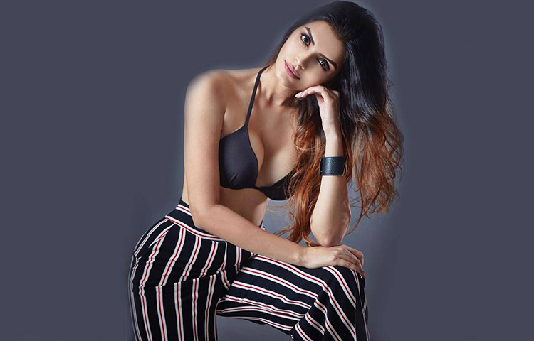 ২০১০ সালে সোনালি রাউত বার্ষিক কিংফিশার ক্যালেন্ডারের জন্য একটি মডেলিং অ্যাসাইনমেন্ট জয়লাভ করেছিলেন, যেখানে মডেলরা সাঁতারের পোষাকে উপস্থিত হয়েছিল।