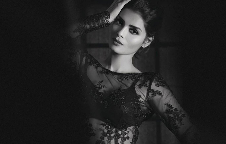 সাদা কালো সাজে সোনালি রাউত।