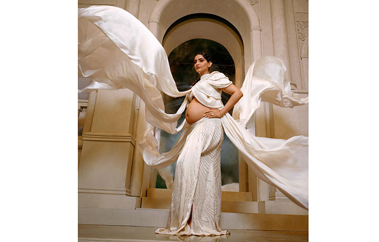 যেন স্বর্গ থেকে নেমে আসা কোনও অপ্সরা, কিংবা কোনও সাদা পরী। ফটোশুটে এভাবেই ধরা দিয়েছেন অন্তঃসত্ত্বা সোনম। ৩৭-এ পা দিয়েছেন, তবুও যেন চোখ ফেরানো যাচ্ছে না অনিল কন্যার উপর থেকে। ছবি: ফেসবুক