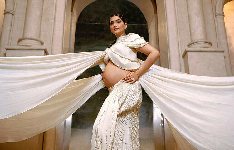 বলিউডের দুই খ্যতনামা ফ্যাশান ডিজাইনার আবু জানি ও সন্দীপ খোসলা সোনম কাপুরের এই ছবিটি শেয়ার করেছেন। সঙ্গে লিখেছেন দীর্ঘ একটি শুভেচ্ছা বার্তা। লিখেছেন, আমরা এই নারীকে ভালোবাসি। ফ্যাশনের প্রতি ওঁর আবেগ, ওকে সকলের থেকে বরাবর আলাদা করে দিয়েছে। ওঁর পোশাকে সবসময় নিজস্বতা থাকে। আর এই মাতৃত্বকালীন যাত্রার শুরুতেও ও যেন একজন গর্বিত নারীর মতোই দাঁড়িয়ে আছে। ছবি: ফেসবুক