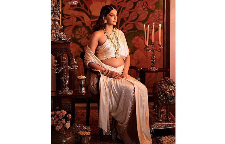 এই প্রথম নয়, এর আগেও আবু জানি ও সন্দীপ খোসলার পোশাকে বেবি বাম্প নিয়ে ফটোশুট করেছিলেন সোনাম। সেখানেও সাদা পোশাকে যেন কোনও অন্তঃসত্ত্বা রাজকন্যার রাজকীয় বেশে ধরা দিয়েছিলেন তিনি। ছবি: ফেসবুক