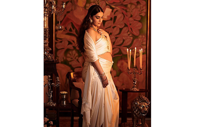 ২০১৮ সালে দীর্ঘদিনের বন্ধু, ব্যবসায়ী আনন্দ আহুজার সঙ্গে সাতপাকে বাঁধা পড়েছিলেন। বিয়ের ৪ বছরের মাথায় মা হতে চলেছেন অভিনেত্রী। গত মার্চে স্বামী আনন্দের সঙ্গে মিলে বেবি বাম্পের ছবি পোস্ট করে অনুরাগীদের এই সুখবর জানিয়েছিলেন বলিউডের এই নায়িকা। জানিয়েছিলেন, খুব শীঘ্রই সোনম-আনন্দের পরিবারে আসছে নতুন অতিথি। আপাতত সন্তানকে আলিঙ্গনের অপেক্ষায় রয়েছেন হবু বাবা-মা। ছবি: ফেসবুক