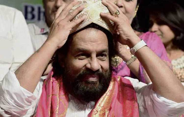 ১৯৭০ সালে প্রভাকে বিয়ে করেন তিনি। তাদের তিন সন্তান। দ্বিতীয় পুত্র বিজয়ও বাবার মতো গানকেই পেশা হিসাবে বেছে নিয়েছেন।