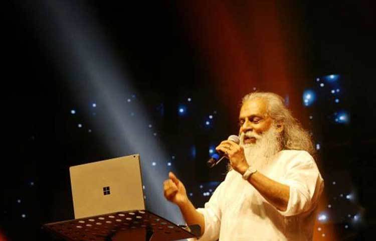 ২০১৪ সালে ২ অক্টোবর গান্ধী জয়ন্তীর একটি অনুষ্ঠানে প্রকাশ্যে বক্তব্য রাখতে গিয়ে বলেছিলেন, ‘মেয়েদের জিনস পরা উচিত নয়, এতে অন্যদেরও সমস্যা হয়। শালীনতা বজায় রেখে পোশাক পরা উচিত এবং ছেলেদের মতো পোশাক পরা উচিত নয়।’ এরপরই বিভিন্ন নারীবাদী সংগঠন এবং রাজনৈতিক সংগঠন তার বিরুদ্ধে প্রতিবাদে সামিল হয়।