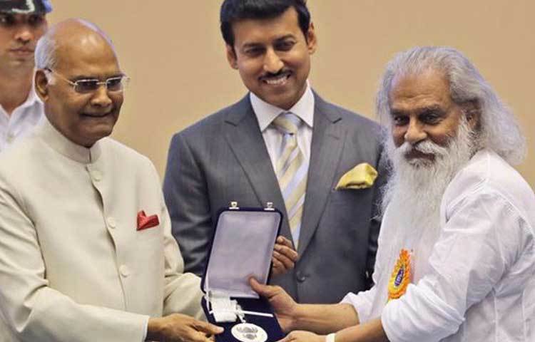 ১৯৭৫ সালে পদ্মশ্রী, ২০০২ সালে পদ্মভূষণ এবং ২০১৭ সালে পদ্মবিভূষণ সম্মান দেয়া হয় তাকে। ২০০৬ সালে একবার একদিনে দক্ষিণী ফিল্মের ১৬টা গান রেকর্ড করেছিলেন তিনি। এই রেকর্ডও রয়েছে তাঁর।