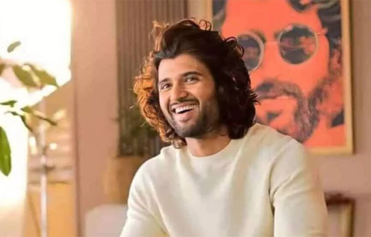 বিজয় দেবারাকোণ্ডার নাম সিনেমাপ্রেমীরা জেনেছে ‘অর্জুন রেড্ডি’ সিনেমার কারণে। বলিউড বিশেষজ্ঞরা বলছেন বলিউডের হিট ছবি কবীর সিং নাকি এই ছবিরই হিন্দি অনুবাদ। তবে সিনেমায় জনপ্রিয় বিজয়ের প্রথাগত শিক্ষা থেমে গিয়েছে স্নাতক স্তরেই। বি কম গ্র্যাজুয়েট তিনি। ছবি: সংগৃহীত