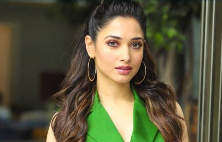 বাহুবলীর কল্যাণে তামান্নাও জনপ্রিয় অভিনেত্রী। ১৩ বছর বয়সে স্কুলের বার্ষিক অনুষ্ঠানে একটি ছবির মুখ্য ভূমিকায় অভিনয়ের প্রস্তাব পেয়েছিলেন। সেই প্রস্তাব নিয়েও ছিলেন অভিনেত্রী। পড়াশোনা শেষ করেছেন অনেক পরে। মুম্বাইয়ের ন্যাশনাল কলেজ থেকে স্নাতক সম্পন্ন করেন। ছবি: সংগৃহীত