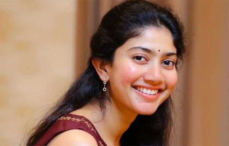 তামিল ছবির জগতে এখন বড় তারকা সাই পল্লবী। ২০১৫ সালে অভিনয় শুরু করেন অভিনেত্রী সাই। তখন তিনি ইউরোপের জর্জিয়ার বিশ্ববিদ্যালয়ের ছাত্রী। পড়াশোনা করছেন চিকিৎসা বিজ্ঞান নিয়ে। ২০১৬ সালে তার মেডিকেল ডিগ্রি সম্পন্ন করেন সাই। ছবি: সংগৃহীত