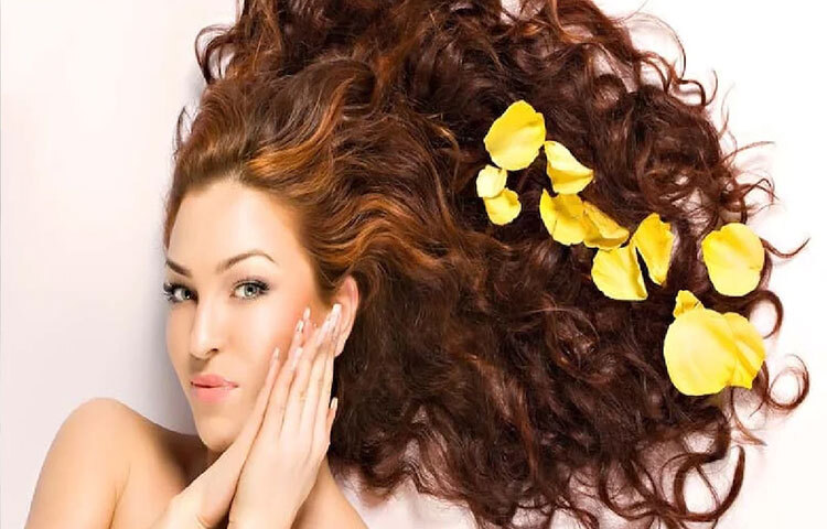 সুস্থ ও মজবুত চুলের জন্য ডিমের মাস্ক: ত্বক ও চুলের যত্নে ডিম অত্যন্ত কার্যকরী উপাদান। একটা ডিম ফাটিয়ে তাতে মধু এবং অলিভ অয়েল মিশিয়ে নিতে হবে। এবার ব্রাশ দিয়ে সেটা লাগাতে হবে চুল এবং মাথার ত্বকে। শুকোনোর জন্য মিনিট ২০ অপেক্ষা করে ধুয়ে ফেলতে হবে ঠান্ডা পানিতে। চিন্তা নেই, চুল দুইবার ধুয়ে নিলেই ডিমের গন্ধ চলে যাবে। ছবি: সংগৃহীত