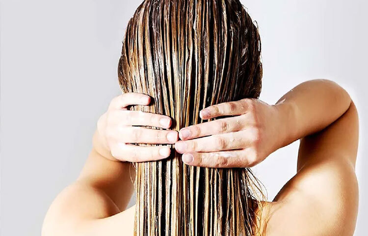 রুক্ষ চুলের জন্য গ্রিন টি মাস্ক: চুল পড়া নিয়ে যারা নাজেহাল তাদের জন্য এটা অব্যর্থ। অনেক সময় মাথার ত্বকে ময়লা জমে। তার জেরেই চুল পড়া শুরু হয়। গ্রিন টি চুল পড়া কমানোর পাশাপাশি সমস্ত ময়লা পরিষ্কার করে দেবে। ১ থেকে ২টি গ্রিন টি ব্যাগ গরম পানিতে ভিজিয়ে রাখতে হবে। মিনিট পাঁচেক বসুক। এবার সেটা ঠান্ডা করে মাথার ত্বকে ঢেলে দিতে হবে। সঙ্গে মাসাজ করতে হবে আলতো হাতে। ১৫ মিনিট পর সাধারণ পানি দিয়ে চুল ধুয়ে নিলেই হবে। ছবি: সংগৃহীত