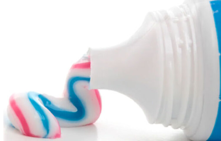 টুথপেস্ট: চায়ের দাগের ওপর সামান্য পরিমাণে টুথপেস্ট লাগিয়ে মিনিট পনেরো রেখে ধুয়ে ফেলুন। কিছুক্ষণের মধ্যেই দাগ উঠে যাবে।