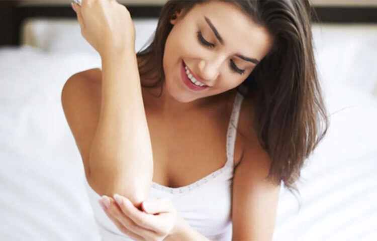 অলিভ অয়েল ও চিনির রস: আরও একটি অনবদ্য প্রাকৃতির স্ক্রাবার চিনি। তেমনই অলিভ অয়েলও ত্বককে নরম ও দাগমুক্ত রাখতে সাহায্য করে। ত্বকে ব্যবহারযোগ্য এক চামচ অলিভ অয়েল ও আধা চামচ চিনির রস মিশিয়ে কনুইয়ের উপর লাগিয়ে রাখুন। ছবি: সংগৃহীত